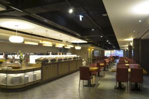a restaurant with a long line of tables and chairs at Hotel Formosa in Caotun