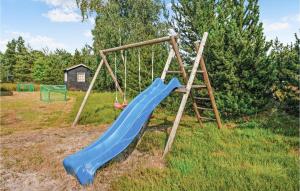 un parque infantil con un tobogán azul en un campo en Beautiful Home In Rrvig With Wifi, en Rørvig