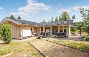 una casa con patio y patio en Beautiful Home In Rrvig With Wifi, en Rørvig