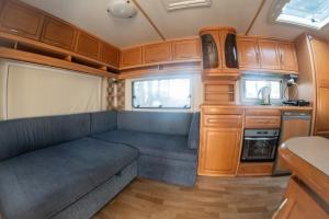 Przyczepy Kempingowe CHAŁUPY 6, KITE CREW的厨房或小厨房