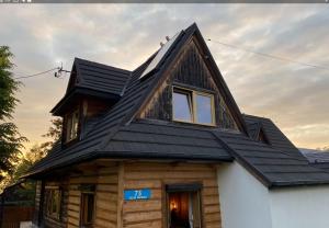 a metal roof on a log cabin at domek w wsi Ząb in Ząb