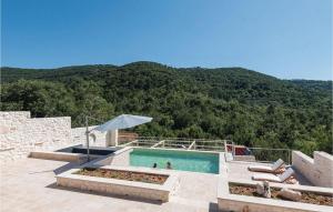 Nespecifikovaný výhled na hory nebo výhled na hory při pohledu z prázdninového domu