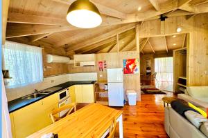 eine Küche mit einem Kühlschrank und einem Tisch im Zimmer in der Unterkunft Grampians Chalets in Halls Gap