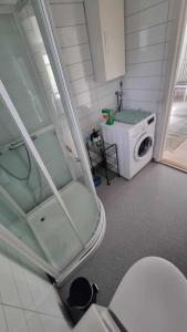 a bathroom with a washer and a washing machine at Stengelsen husky in Alta