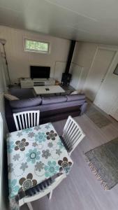 sala de estar con sofá, mesa y sillas en Stengelsen husky en Alta