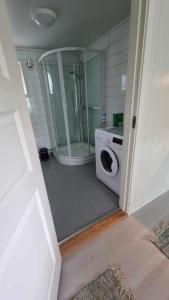 łazienka z prysznicem i pralką w obiekcie Stengelsen husky w Alcie