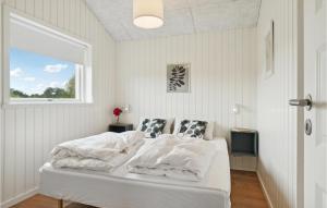 1 dormitorio con 1 cama con sábanas blancas y ventana en Nice Home In Frrup With Kitchen, en Tårup