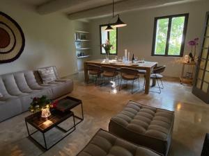 un soggiorno con un divano e un tavolo di La Villa de Séguret - Villa tout confort a Séguret