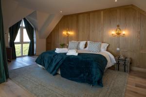 a bedroom with a large bed with towels on it at Kipney Hunting Lodge in Perth