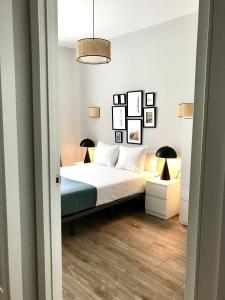 ein Schlafzimmer mit einem Bett und einer Hängeleuchte in der Unterkunft Apartamentos Élite - Art Collection - Vincent in Merida