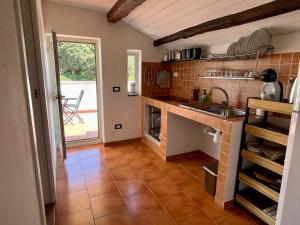 eine Küche mit einer Spüle und einer Arbeitsplatte in der Unterkunft La Porta dei Mori in Palermo