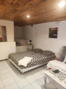 ein Schlafzimmer mit einem Bett in der Ecke eines Zimmers in der Unterkunft Ingrid Mary in Nîmes