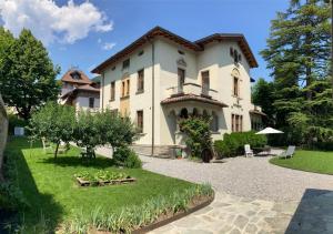a large house with a garden in front of it at B&B Villa Cortese in Clusone