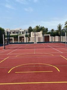 a tennis court with yellow lines on a red court at هوانا صلاله in Ma‘mūrah