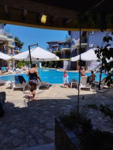 בריכת השחייה שנמצאת ב-Casa do Farol - апартамент с басейн до плажа או באזור
