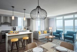 Hilton Grand Vacations Club Ocean Enclave Myrtle Beach的厨房或小厨房