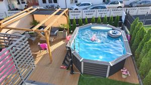 an overhead view of a swimming pool on a deck at GoldenApart Willa -Apartamenty z dwoma sypialniami, basen in Krynica Morska