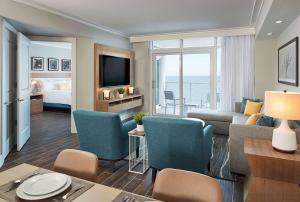 マートルビーチにあるHilton Grand Vacations Club Ocean Enclave Myrtle Beachのリビングルーム(ソファ、ベッド、テレビ付)