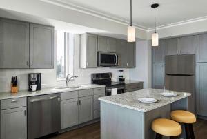 Hilton Grand Vacations Club Ocean Enclave Myrtle Beach的厨房或小厨房