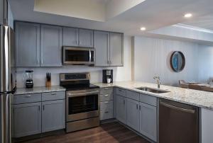 Hilton Grand Vacations Club Ocean Enclave Myrtle Beach的厨房或小厨房
