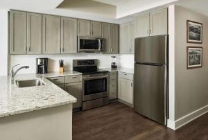 Hilton Grand Vacations Club Ocean Enclave Myrtle Beach的厨房或小厨房