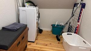 um quarto com um frigorífico, uma mesa e uma cadeira em Vindumi em Kirkel