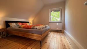 uma cama num quarto com uma janela em Vindumi em Kirkel