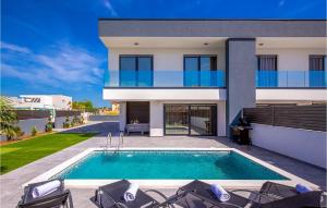 ein Haus mit einem Swimmingpool vor einem Haus in der Unterkunft Villa Maestral in Zaton