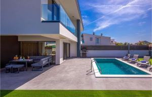 ein Hinterhof mit einem Swimmingpool und einem Haus in der Unterkunft Villa Maestral in Zaton
