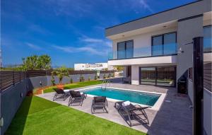ein Haus mit Pool und Rasen in der Unterkunft Villa Maestral in Zaton