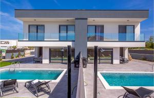 ein Haus mit einem Swimmingpool davor in der Unterkunft Villa Maestral in Zaton + 19 Fotos