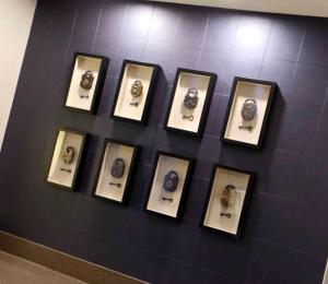 un montón de relojes en una pared en un museo en Hilton Mystic, en Mystic