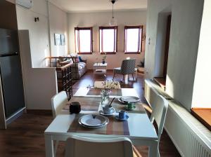 A kitchen or kitchenette at Sunlight Stonehouse