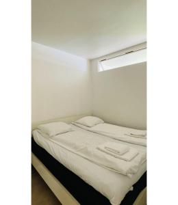 コペンハーゲンにあるApartmentInCopenhagen Apartment 139のベッドと窓が備わる小さな客室です。