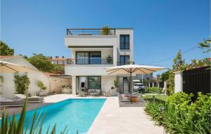 eine Villa mit einem Pool und einem Haus in der Unterkunft Villa Tereza in Zadar