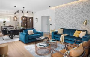 ein Wohnzimmer mit blauen Sofas und ein Esszimmer in der Unterkunft Villa Tereza in Zadar