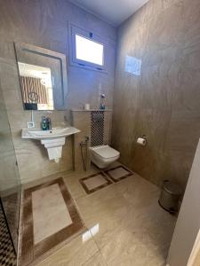 Kylpyhuone majoituspaikassa Luxury Rooftop Wifi, Ac, Bbq