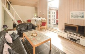ein Wohnzimmer mit einem Sofa und einem Tisch in der Unterkunft 4 Bedroom Gorgeous Home In Glesborg in Fjellerup