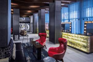 Posezení v ubytování Doubletree By Hilton New York Times Square West