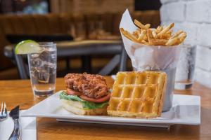 ein Sandwich und Pommes Frites auf einem Teller auf dem Tisch in der Unterkunft Doubletree By Hilton New York Times Square West in New York