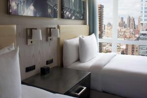 pokój hotelowy z łóżkiem i oknem w obiekcie Doubletree By Hilton New York Times Square West w Nowym Jorku
