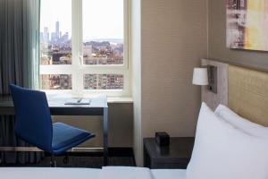 Postel nebo postele na pokoji v ubytování Doubletree By Hilton New York Times Square West