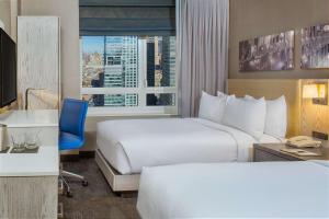 una camera d'albergo con due letti e una finestra di Doubletree By Hilton New York Times Square West a New York