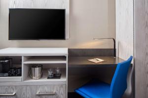 TV a/nebo společenská místnost v ubytování Doubletree By Hilton New York Times Square West