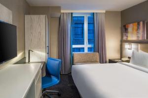 Postel nebo postele na pokoji v ubytování Doubletree By Hilton New York Times Square West