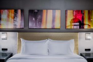 Postel nebo postele na pokoji v ubytování Doubletree By Hilton New York Times Square West