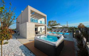 una casa con jacuzzi en el patio trasero en Villa North, en Zaton