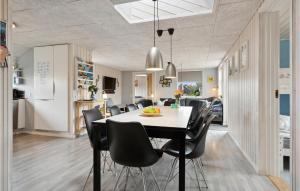Lovely Home In Haderslev With Wifi في Diernæs: غرفة طعام ومطبخ مع طاولة وكراسي