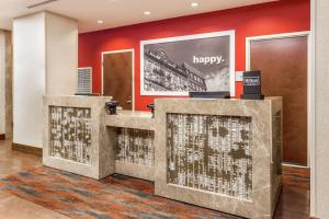 eine Lobby mit einem fröhlichen Schild an der Wand in der Unterkunft Hampton Inn Manhattan Grand Central in New York