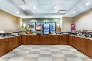 a restaurant with a counter with food on it at Hampton Inn Manhattan Grand Central in New York